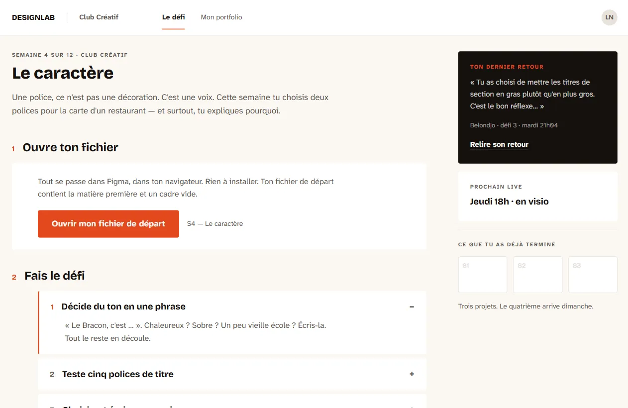 L'écran du défi de la semaine dans la plateforme : le brief à gauche, les étapes repliées, et un seul bouton « Rendre mon travail » à droite.